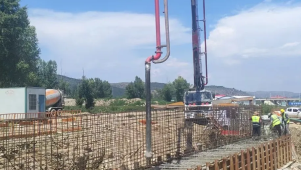 近日，康樂縣北濱河路建設項目康美橋0#蓋梁砼澆筑拉開帷幕。此次橋臺澆筑為后續橋梁架設筑牢根基，直接關系道路通車節點，是項目建設中具有里程碑意義的關鍵一步。施工現場，工人師傅們在作業區內有條不紊地完成綁